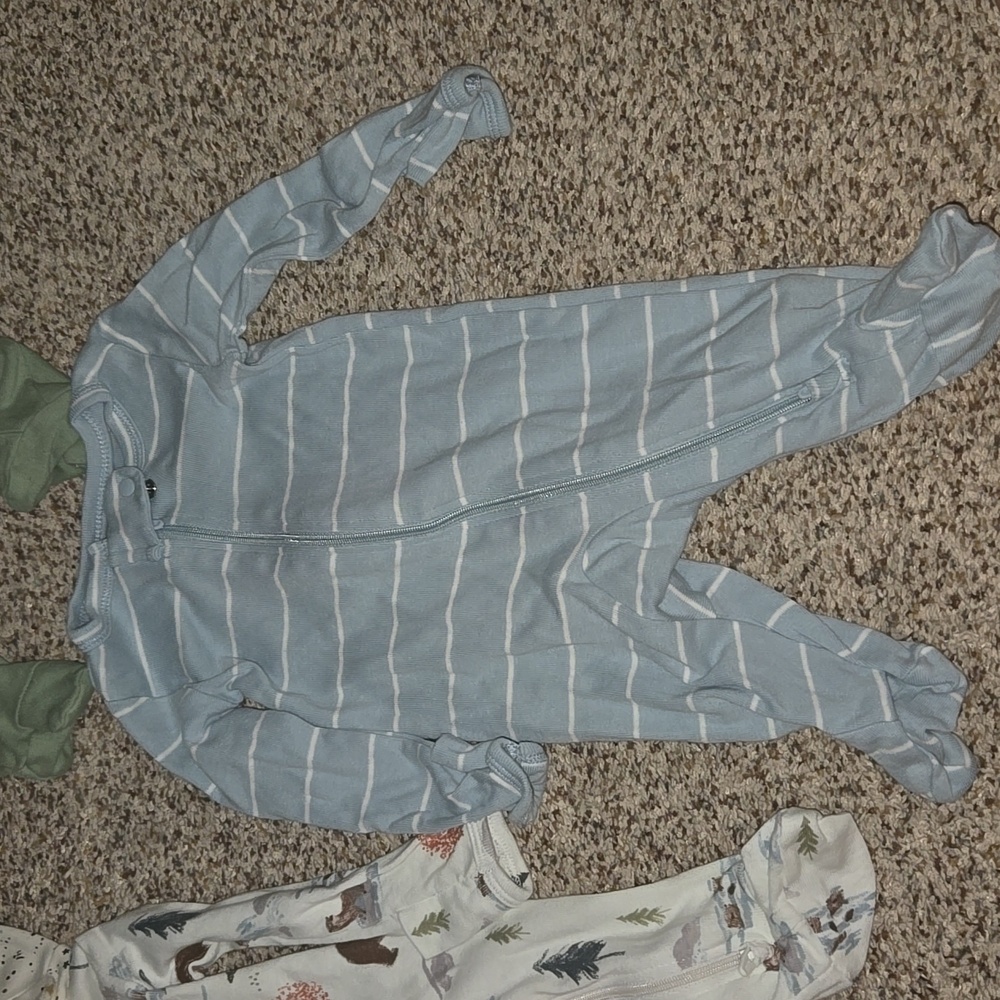 Bundle: 4 sz NB Unisex Footie Pajamas - Magnetic Me x2, Carter's x2 - Picture 8 of 8